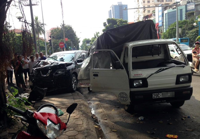 Tai xe vang khoi oto sau cu tong xe giua nga tu hinh anh 1
