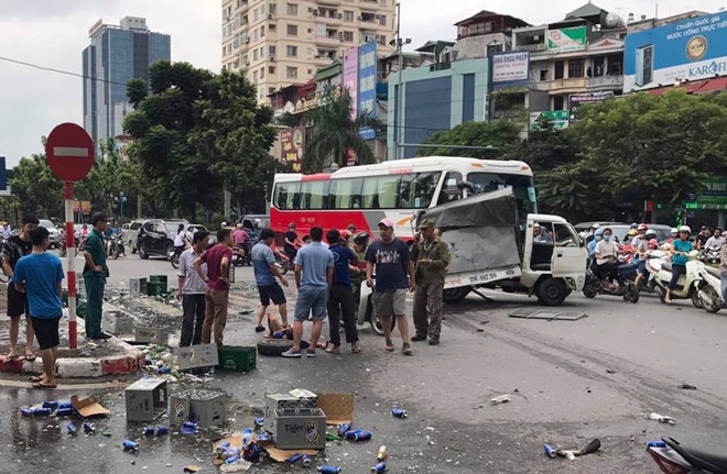 Tai xe vang khoi oto sau cu tong xe giua nga tu hinh anh 2