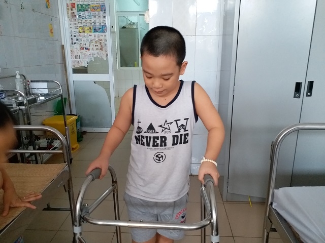 be trai 8 tuoi o ha noi mac benh la: cu ngoc dau len la ngat xiu - 5
