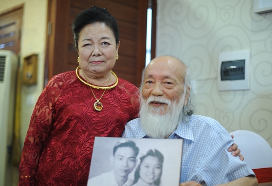 Câu chuyện tình 56 năm của PGS Văn Như Cương và vợ: Mãi mãi là tình nhân, há sợ gì sự chia ly? - Ảnh 1.