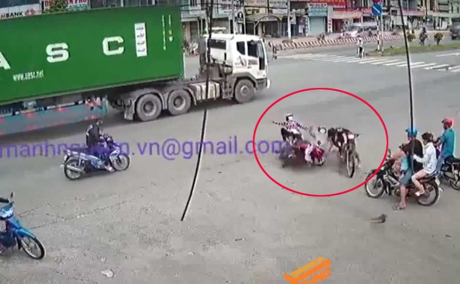 chay xe may cat mat container, thanh nien tong bay 2 nguoi hinh anh 2