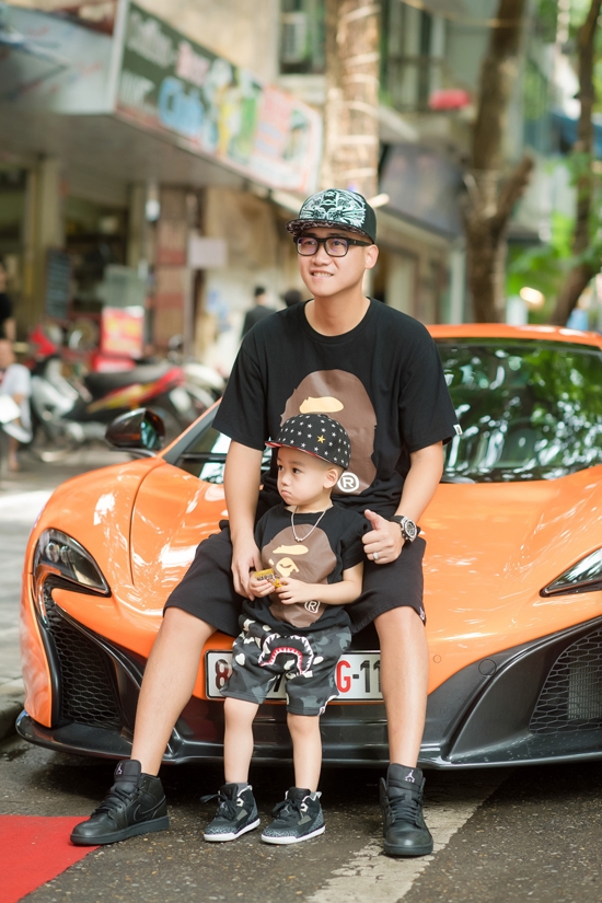 chong-ngoc-thach-lai-sieu-xe-16-ty-dong-den-chuc-mung-vo-3