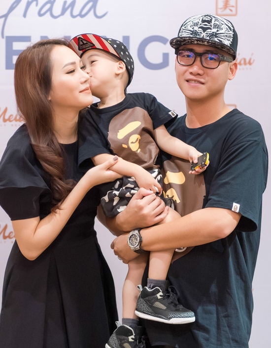 chong-ngoc-thach-lai-sieu-xe-16-ty-dong-den-chuc-mung-vo-4