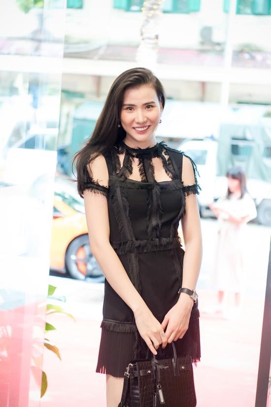 chong-ngoc-thach-lai-sieu-xe-16-ty-dong-den-chuc-mung-vo-10