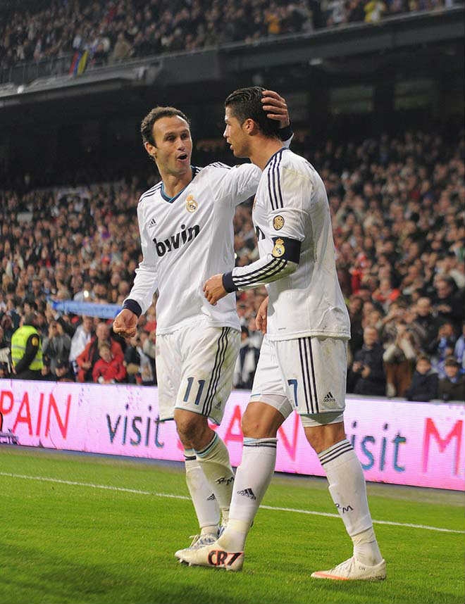 Đàn anh trốn thuế đi tù 7 tháng, Ronaldo nghe tin “tim đập chân run” - 1