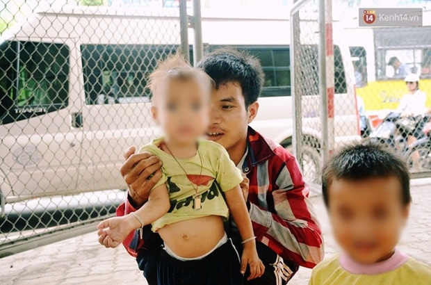 Gặp người bố đưa 2 con trai đi ăn xin ở Hà Nội vì bị vợ bỏ khiến nhiều người xót xa - Ảnh 3.
