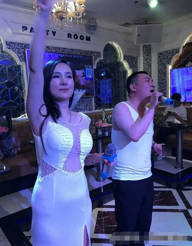 het thoi, can lo lo phai di phuc vu o quan karaoke hinh anh 1
