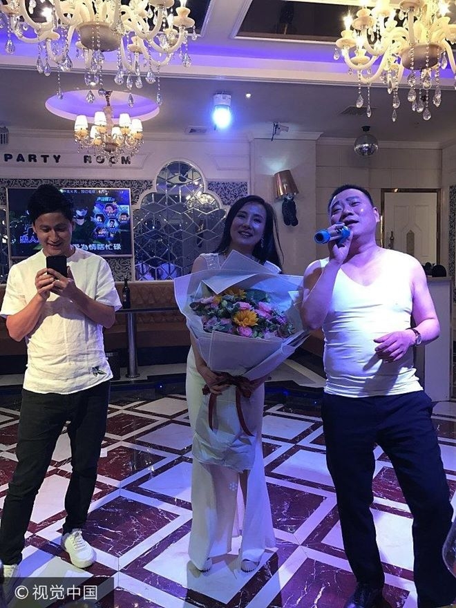 het thoi, can lo lo phai di phuc vu o quan karaoke hinh anh 2