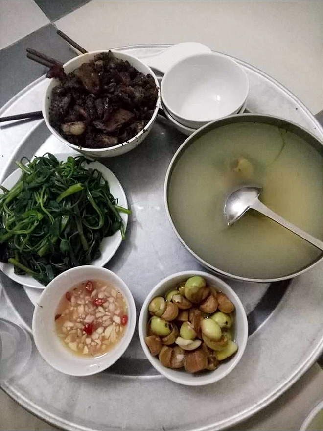 Hí hửng khoe mâm cơm 20 nghìn ngập thịt để chị em khen khéo, ai ngờ cô bị chị em mắng tả tơi - Ảnh 4.