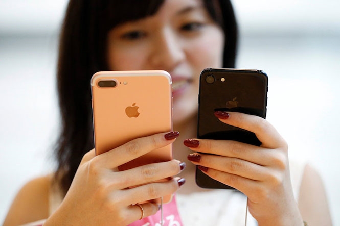 iPhone 7 và 7 Plus đứng ở hai vị trí đầu tiên theo kết quả của IHS Markit /// Ảnh: Reuters