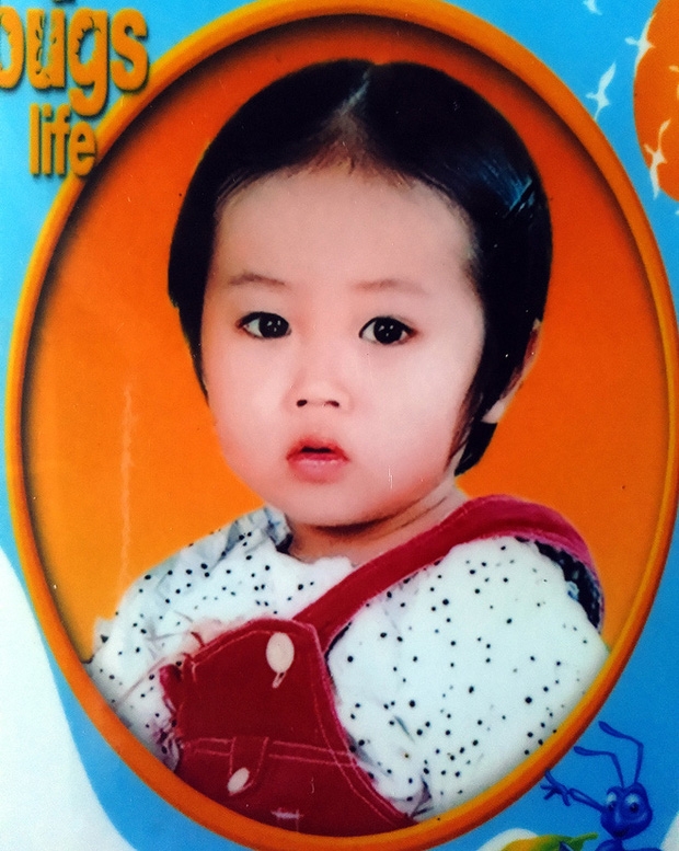 Mẹ bất ngờ bỏ con gái hơn 1 tuổi đi biền biệt, bảo mẫu trở thành mẹ nuôi cưu mang bé suốt 12 năm trời - Ảnh 1.