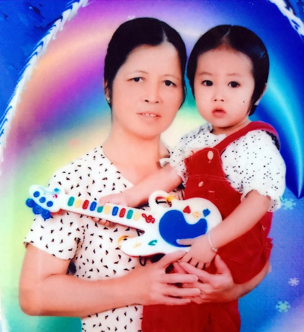 Mẹ bất ngờ bỏ con gái hơn 1 tuổi đi biền biệt, bảo mẫu trở thành mẹ nuôi cưu mang bé suốt 12 năm trời - Ảnh 2.