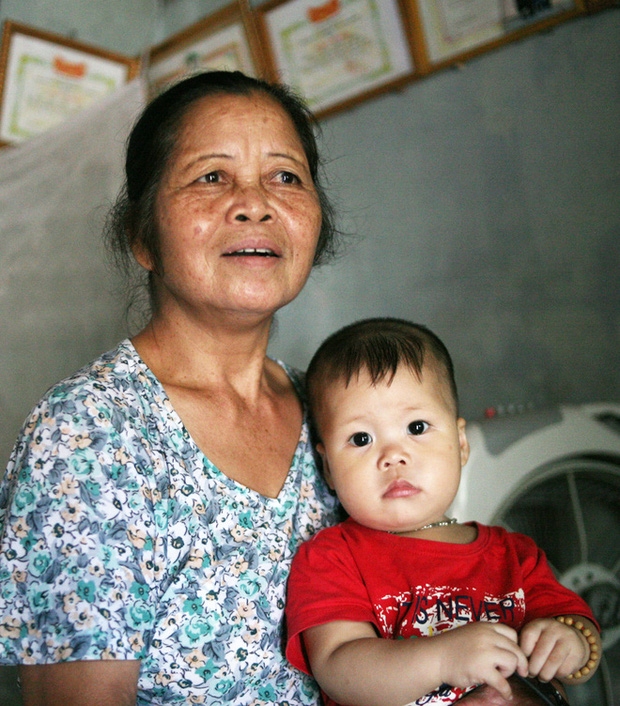 Mẹ bất ngờ bỏ con gái hơn 1 tuổi đi biền biệt, bảo mẫu trở thành mẹ nuôi cưu mang bé suốt 12 năm trời - Ảnh 6.