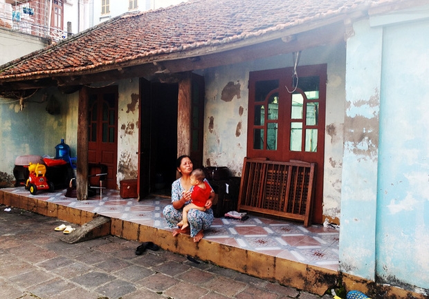 Mẹ bất ngờ bỏ con gái hơn 1 tuổi đi biền biệt, bảo mẫu trở thành mẹ nuôi cưu mang bé suốt 12 năm trời - Ảnh 7.