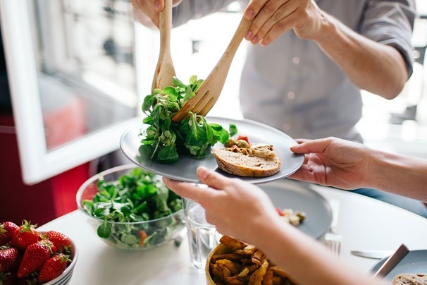 Nếu chưa biết làm sao để bắt đầu một chế độ ăn uống lành mạnh thì bạn đừng ngại ngần áp dụng 4 cách này - Ảnh 1.