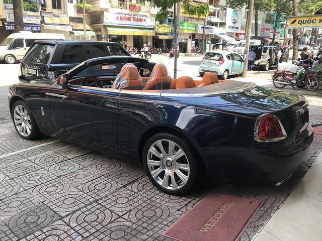 Rolls-Royce Dawn 25 tỷ Đồng bất ngờ xuất hiện tại Sài thành - Ảnh 5.