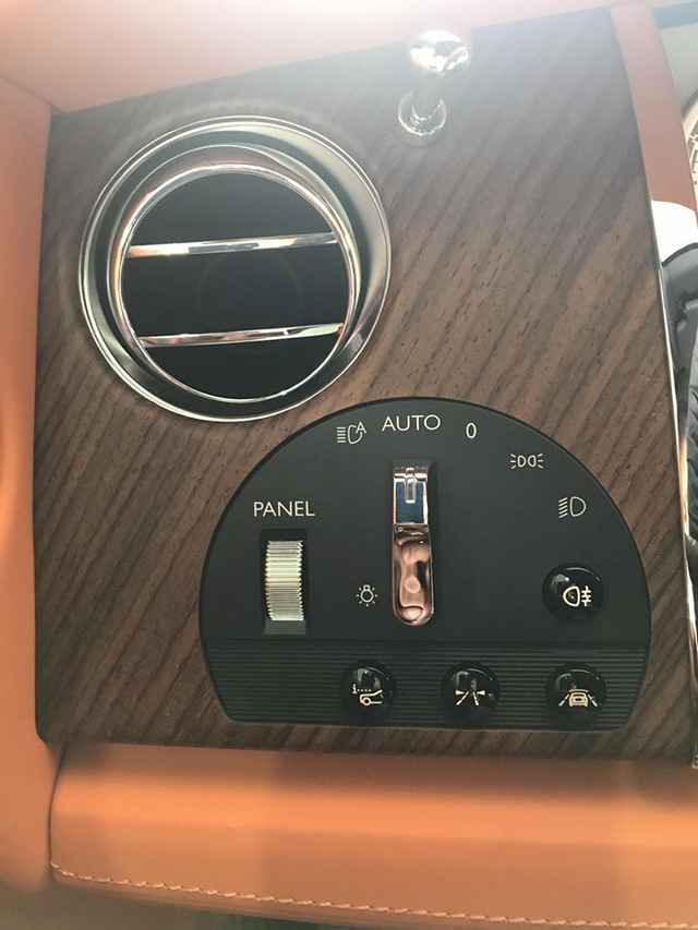 Rolls-Royce Dawn 25 tỷ Đồng bất ngờ xuất hiện tại Sài thành - Ảnh 12.