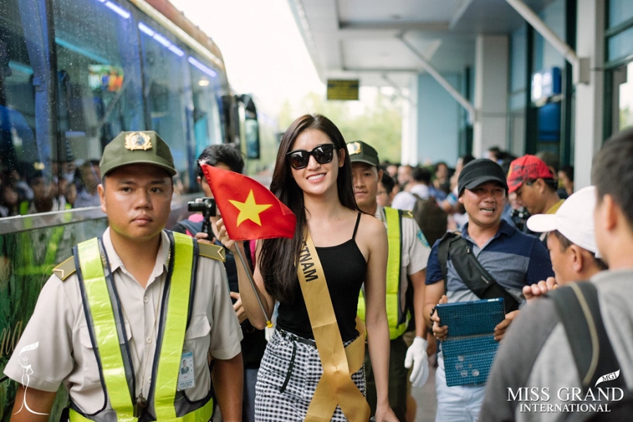 Thi sinh Hoa hau Hoa binh duoc khan gia vay kin khi den Quang Binh hinh anh 2