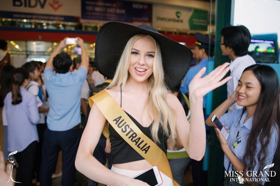 Thi sinh Hoa hau Hoa binh duoc khan gia vay kin khi den Quang Binh hinh anh 4