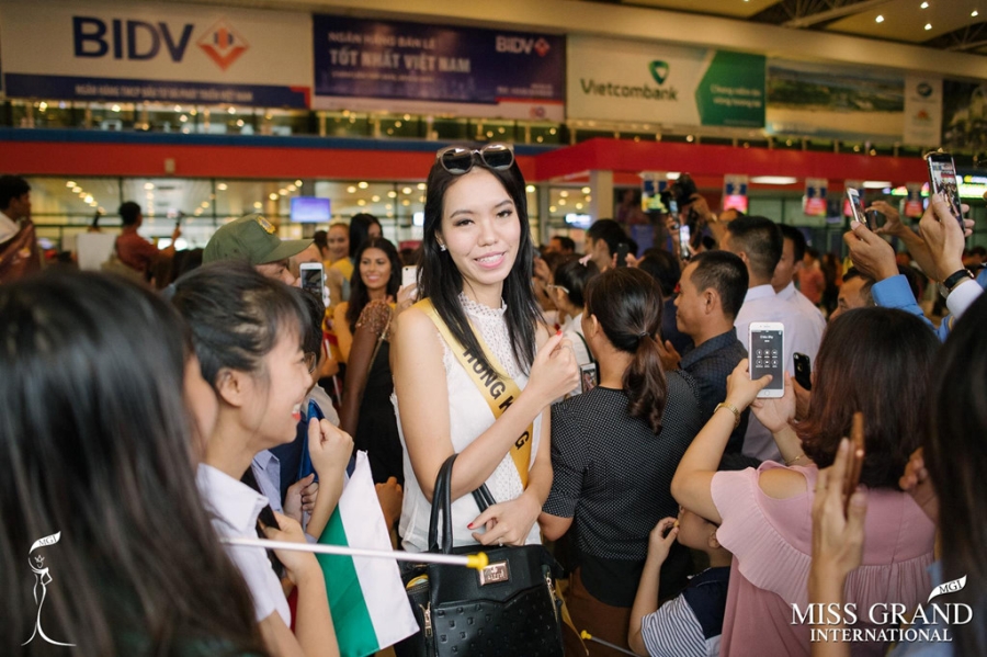 Thi sinh Hoa hau Hoa binh duoc khan gia vay kin khi den Quang Binh hinh anh 7