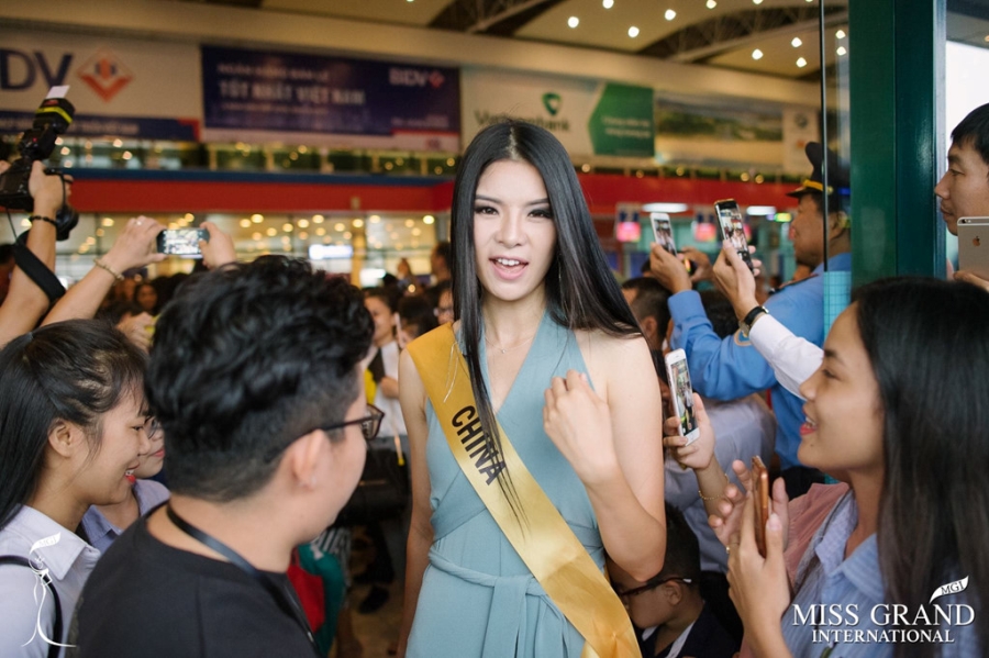 Thi sinh Hoa hau Hoa binh duoc khan gia vay kin khi den Quang Binh hinh anh 8