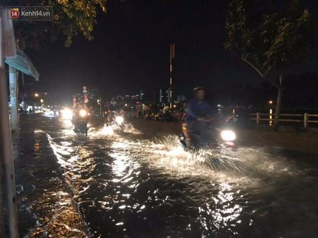 Triều cường ở Sài Gòn đạt đỉnh 1.64m, người dân vật lộn trong biển nước - Ảnh 2.
