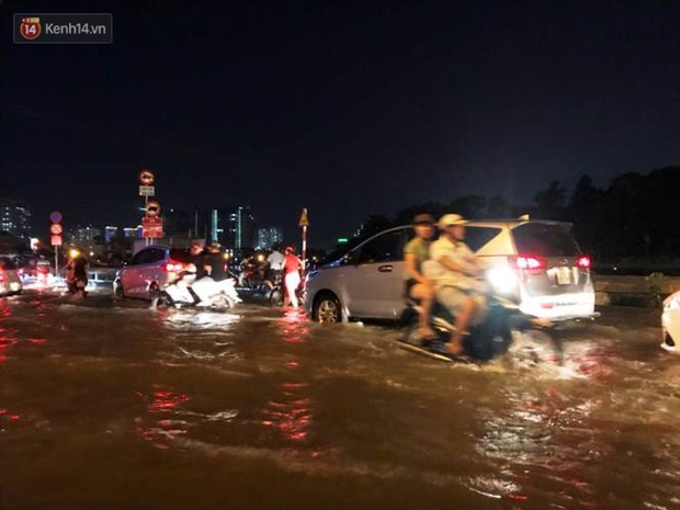 Triều cường ở Sài Gòn đạt đỉnh 1.64m, người dân vật lộn trong biển nước - Ảnh 3.