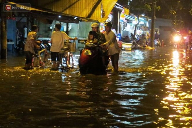 Triều cường ở Sài Gòn đạt đỉnh 1.64m, người dân vật lộn trong biển nước - Ảnh 4.