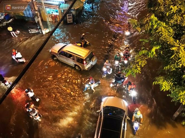 Triều cường ở Sài Gòn đạt đỉnh 1.64m, người dân vật lộn trong biển nước - Ảnh 6.