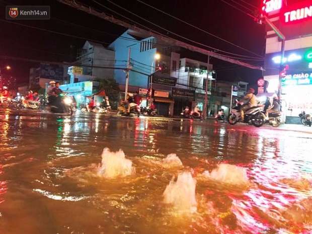 Triều cường ở Sài Gòn đạt đỉnh 1.64m, người dân vật lộn trong biển nước - Ảnh 7.