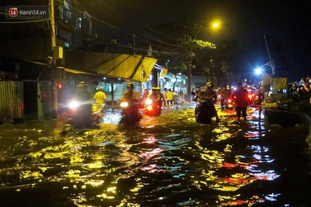Triều cường ở Sài Gòn đạt đỉnh 1.64m, người dân vật lộn trong biển nước - Ảnh 8.