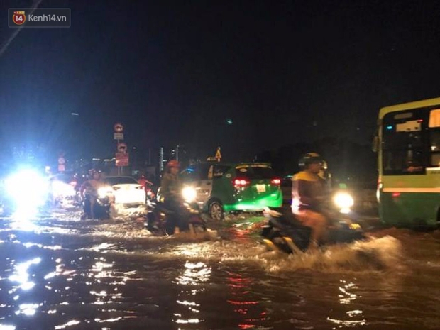 Triều cường ở Sài Gòn đạt đỉnh 1.64m, người dân vật lộn trong biển nước - Ảnh 9.