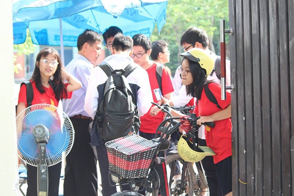 truong luong the vinh khong chao co dau tuan, hoc sinh soc khi biet thay cuong qua doi - 4
