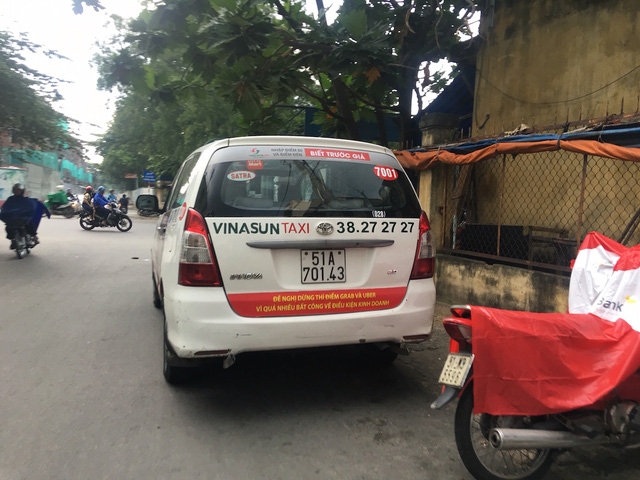 Vinasun đang bị cộng đồng mạng phản ứng dữ dội sau khi dán khẩu hiệu phản đối Uber, Grab