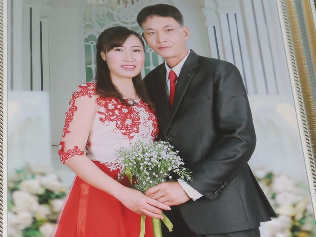  Vợ chồng chị Quyên chụp chung trong ngày kỷ niệm 20 năm ngày cưới. Ảnh: Đ.Tùy 