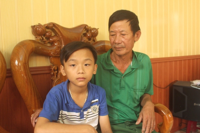  Ông Bản cùng cháu ngoại đau xót khi chị Quyên bỏ nhà đi mất tích. Ảnh: Đ.Tùy 