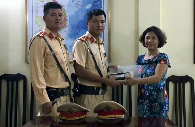 Bà Hạnh vui mừng khi nhận lại số tài sản lớn đánh rơi. 