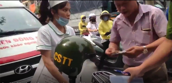 Lái xe, y tá, trong thời điểm trao đổi với các chiến sĩ Cảnh sát trật tự. Ảnh cắt từ Clip.