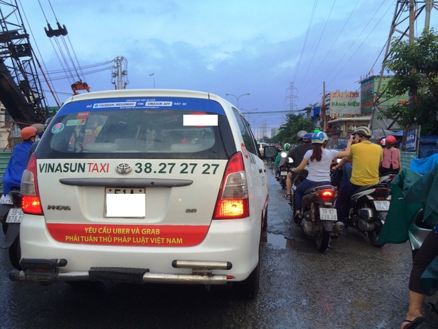  Việc tự phát dán logo dừng Uber và Grab đang gây phản ứng trái chiều (ảnh minh hoạ) 