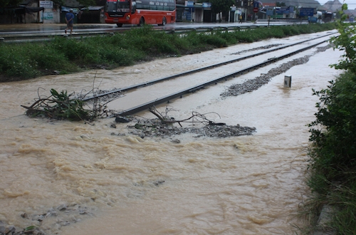 duong-sat-qua-nghe-an-ngap-hon-nua-met-tam-tau-nam-cho