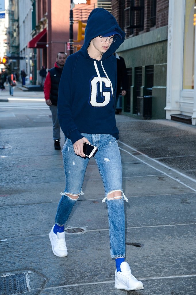 Gigi Hadid goi y cach phoi do voi ao hoodie hinh anh 4