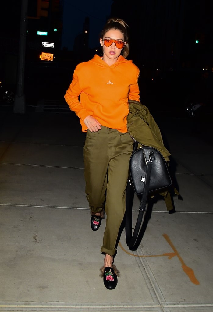 Gigi Hadid goi y cach phoi do voi ao hoodie hinh anh 5