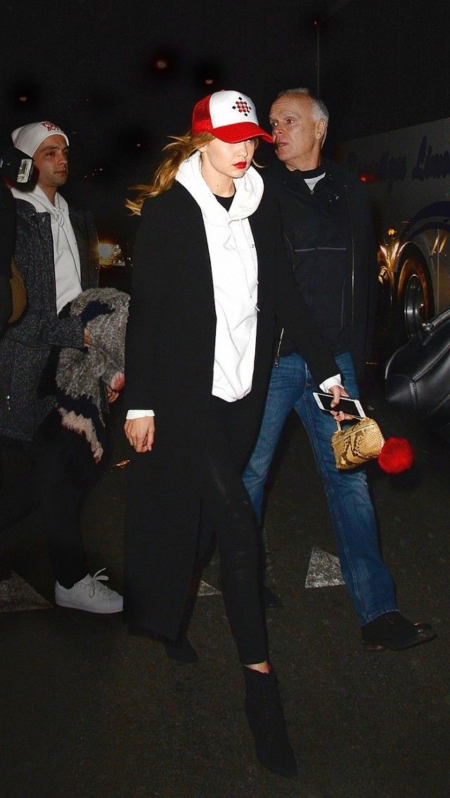 Gigi Hadid goi y cach phoi do voi ao hoodie hinh anh 6