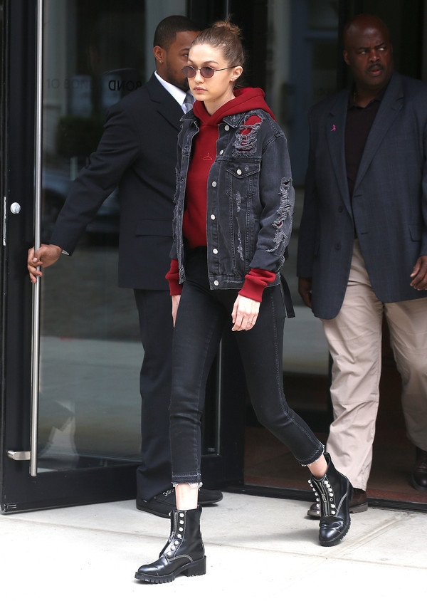 Gigi Hadid goi y cach phoi do voi ao hoodie hinh anh 9