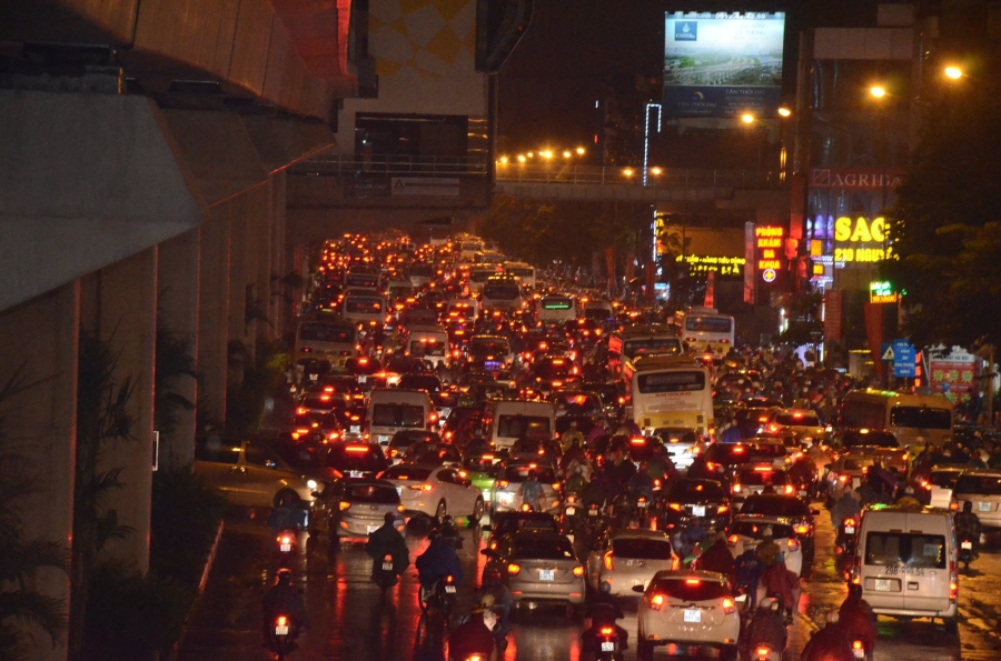 Hà Nội: Tắc đường kinh hoàng giờ tan tầm sau mưa lớn, di chuyển 3km cũng mất tới 1 tiếng đồng hồ! - Ảnh 1.