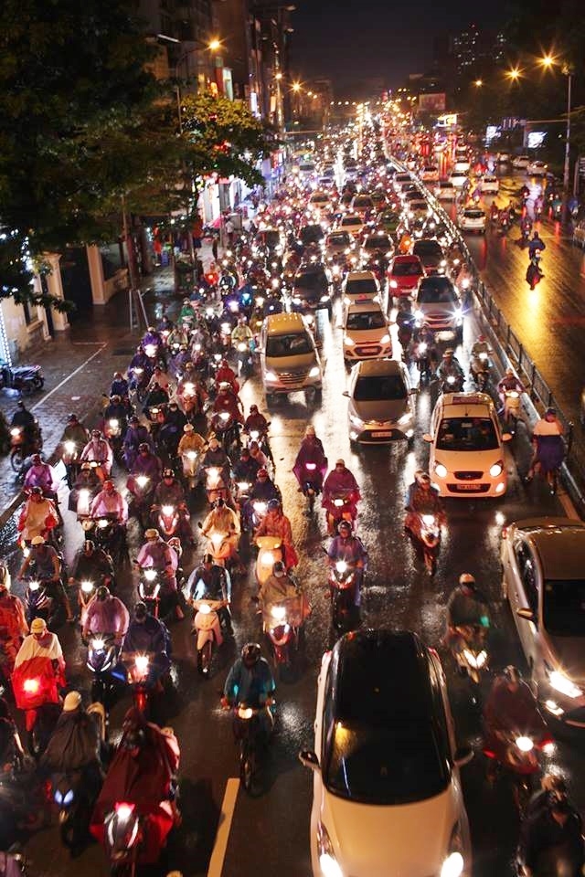 Hà Nội: Tắc đường kinh hoàng giờ tan tầm sau mưa lớn, di chuyển 3km cũng mất tới 1 tiếng đồng hồ! - Ảnh 2.