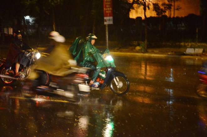 Hà Nội: Tắc đường kinh hoàng giờ tan tầm sau mưa lớn, di chuyển 3km cũng mất tới 1 tiếng đồng hồ! - Ảnh 9.