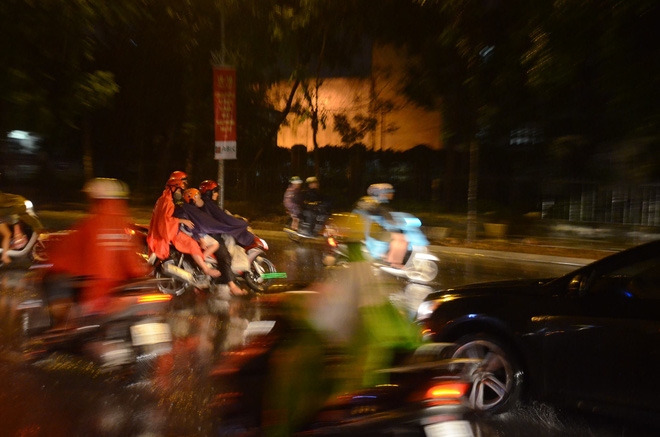 Hà Nội: Tắc đường kinh hoàng giờ tan tầm sau mưa lớn, di chuyển 3km cũng mất tới 1 tiếng đồng hồ! - Ảnh 9.