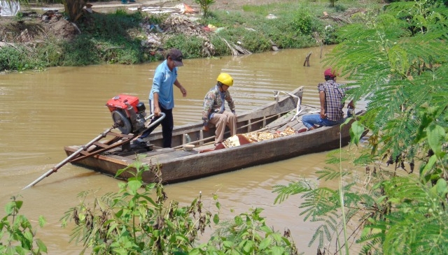 Người nhà đang đưa thi thể ông Lê Văn Sanh về nhà.