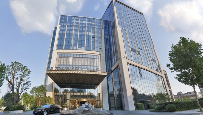 Wanda Reign là một sự kết hợp độc đáo của thủy tinh và thép, được công ty Foster + Partners và Heatherwicks Studio từ Anh thiết kế.